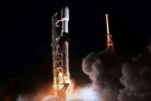 美東時間6日晚上，這“獵鷹9”火箭從佛羅里達州卡納維拉爾角升空，把60顆衛星送至地球上空290公里處。（圖源：AFP）