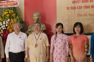 新安市關聖帝廟遺跡區管委會合影。