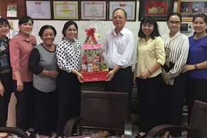 第五郡婦聯會向穗城會館理事長盧耀南贈送禮物。