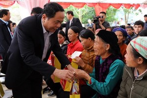 越南祖國陣線中央委員會主席陳清敏（前左）向諒山省高祿縣保林鄉貧困戶贈送禮物。（圖源：忠孝）