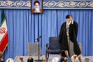 伊朗最高領袖哈梅內伊出席會議通報有關針對美軍駐伊拉克基地發動的襲擊。（圖源：AFP）
