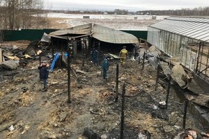 大火熄滅後，現場一片狼藉。（圖源：AP）