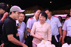 市食品安全管委會主任范慶風蘭（中）同工作團前往守德農產品集散市場對為2020庚子年春節服務的食品買賣情況展開檢查。（圖源：國泰）