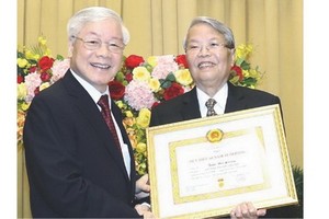 向國家領導和原領導頒授黨齡紀念章