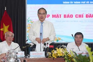 市委書記阮善仁（中）會上發表講話。（圖源：勇芳）