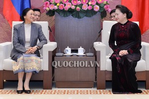 國會主席阮氏金銀（右）接見老撾國會主席巴妮‧雅陶都。（圖源：Quochoi.vn）