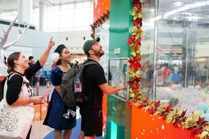 外國遊客對機場的夾禮品機非常感興趣。