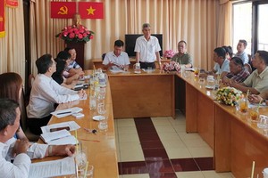 張庚波副主席與各部門、會館、社團代表就元宵節活動準備工作舉行會議。