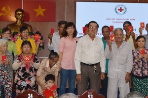 張興盛副理事長（前排右四）給同胞發紅包。
