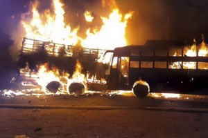 兩車相撞後起火現場。（圖源：《印度報業托拉斯》）