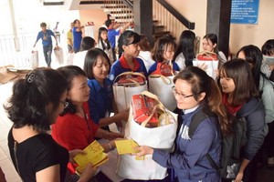 大學生在他鄉過年聚會