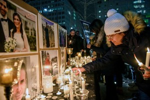 加拿大公民在事故中遇難，滿地可市民眾舉行悼念活動。（圖源：AP）