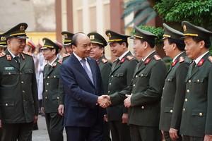 政府總理阮春福（前左二）與人民公安警衛幹部握手致意。（圖源：Chinhphu.vn）