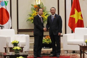 峴港市委書記張光義（右）接見日本眾議院自由民主黨秘書長、日越友好議員聯盟主席二階俊博。（圖源：VOV）