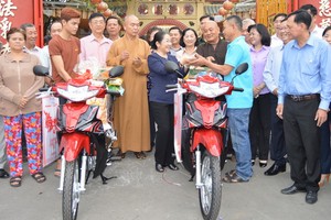 市委副書記武氏蓉（中）代表贈送謀生工具給貧戶。