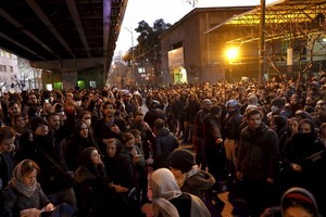 示威者在德黑蘭一所大學聚集悼念空難遇難者。（圖源：AP）