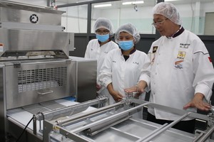 高肇力總經理指引員工使用各種現代設備。