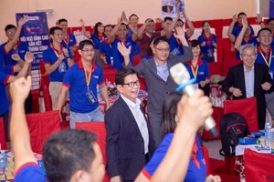 杜龍總經理(中，穿深藍色西裝)與本市青年企業家交流。