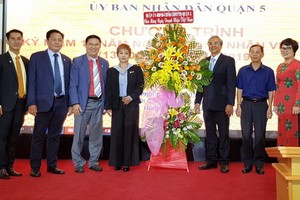 蘇慧蘭會長（左四）與各副會長接過第五郡領導祝賀的花籃。