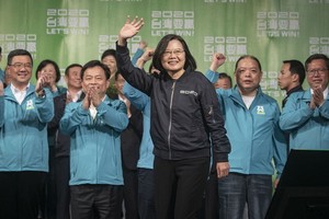 2020年1月11日，蔡英文在民進黨部召開國際記者會宣佈勝選。（圖源：互聯網）