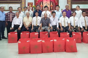 潁川堂陳、姚、胡、虞、田大宗祠理事與高齡宗親合影。