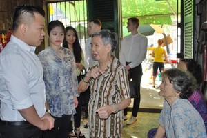 麒麟與自己的所在企業同仁經常前往慰問聚群居的老人家，感謝她們讓他萌生要保護華人文物的想法。