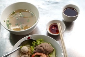 平民價格的路邊攤檔也能吃到美味的粉麵。