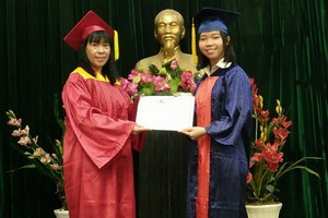 蘇詩雅(右)在啟秀華文中心高中畢業典禮上領獎。