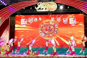 華人學生參加元宵節盛會。