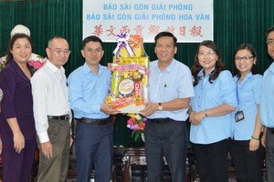 阮玉英副總編輯（右四）接領來賓的新年禮物。