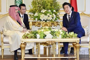 日本首相安倍（右）與沙特外長會談。（圖源：共同社）