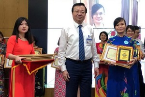 “優秀老師＂比賽獎。