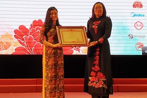 市師範大學中文系獲教育與培訓部頒贈集體出色獎。