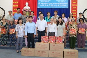 與大發食品公司配合向華人戶送出中秋 月餅。