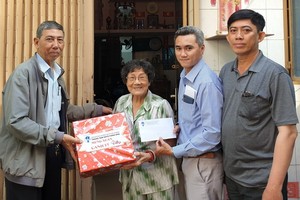 市華語成人教育中心工會前往探望華人革命老前輩並贈送春節禮物。