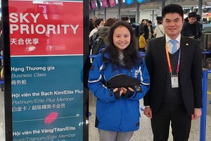 越航代表在中國上海市浦東機場將財物交還失主（左）後合影。（圖源：越航）