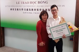 張偉汶和母親在領取獎學金時合照留念。