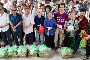 永安堂慈善團分別向前江省州城、米市、美萩和丐皮等4個縣的盲人會贈送春節禮物。