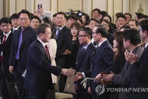 韓總統舉行新年記者會與在場人士握手致意。（圖源：韓聯社）