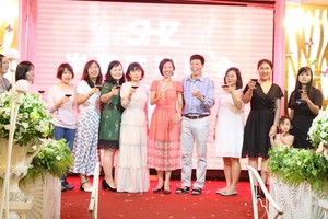 市華語商業中心老師們在聯歡聚會上舉杯合影。