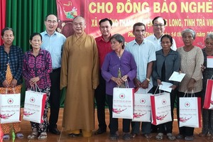 市委書記阮善仁(後排左一)與代表團向貧戶贈送禮物。