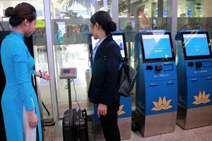 越航的乘客可在國內航站樓櫃台自行辦理託運行李手續。（圖源：VNA）