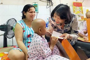 國家副主席鄧氏玉盛向市腫瘤醫院癌症病童贈送春節禮物。（圖源：越通社）