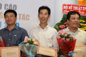 陳文海畫家(中)獲市美術協會創作獎。