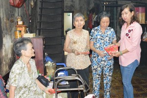 工會副主席陳月寶向老人發紅包。