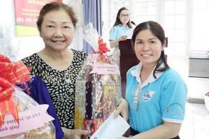 市婦聯會派發禮物給當地家境貧苦的越華婦女。