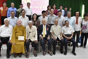 市民族處領導與模範少數民族同胞合照。