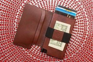 內置太陽能追蹤器，你的錢包再也不會丟了。（圖源：互聯網）