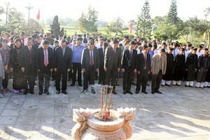 廣治省領導及各界團體代表在陳友翌副總理紀念館前上香緬懷。（圖源：越通社）