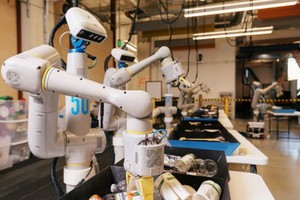 自學處理垃圾分類機器人。（圖源：Google X）